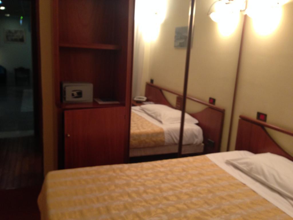 Hotel Sirenella Меле Номер фото