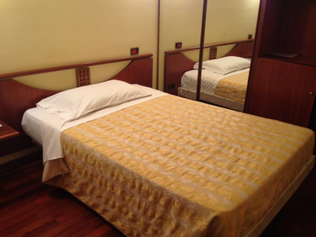 Hotel Sirenella Меле Номер фото